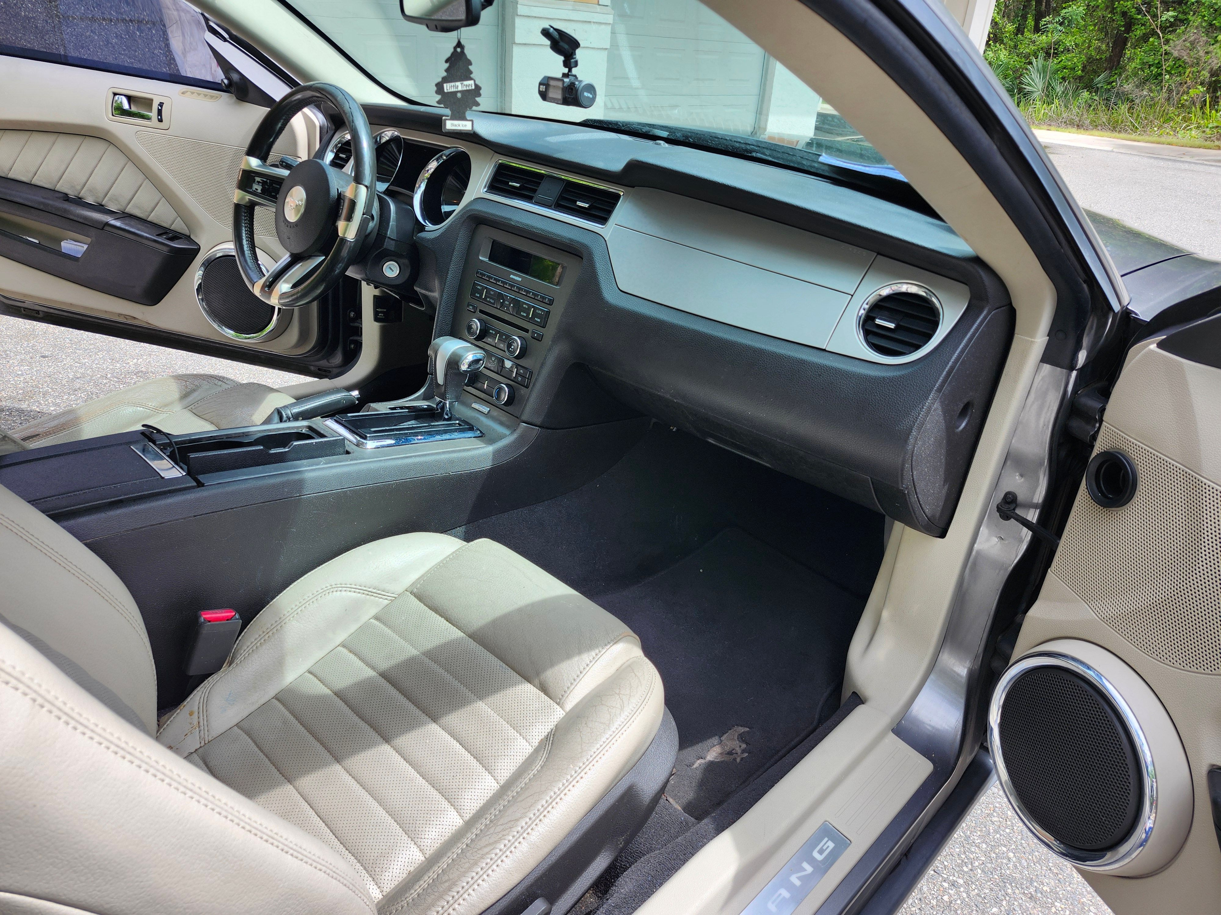 Used 2010 Ford Mustang Premium RWD image 9