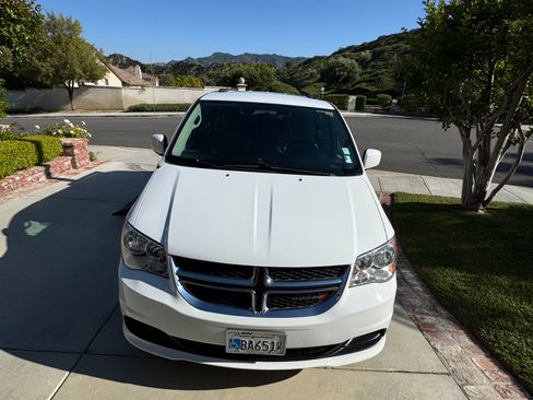 Used 2016 Dodge Grand Caravan SXT FWD image 2