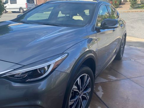 Used 2018 INFINITI QX30 Premium w/ Navigation Package image 4