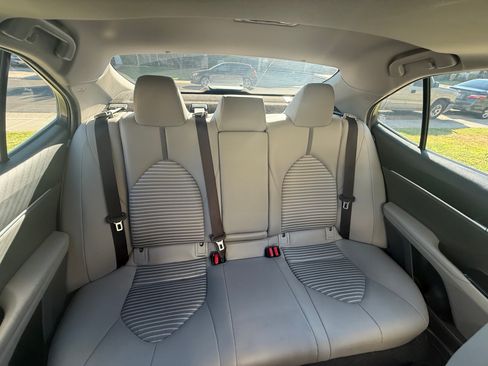 Used 2018 Toyota Camry SE w/ Moonroof Package FWD image 10