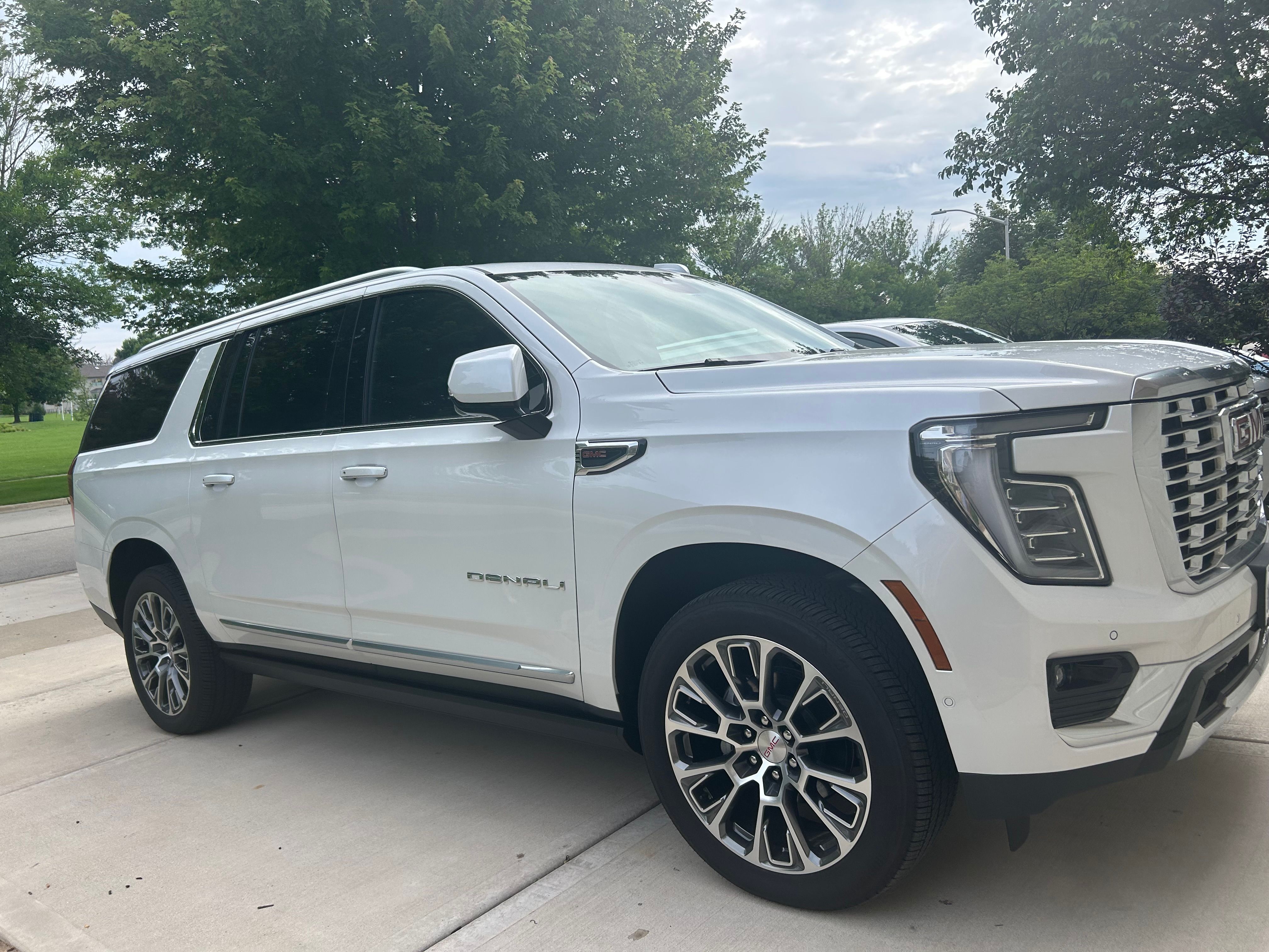 Used 2025 GMC Yukon XL Denali w/ Sun & Power Step Package AWD/4WD image 1
