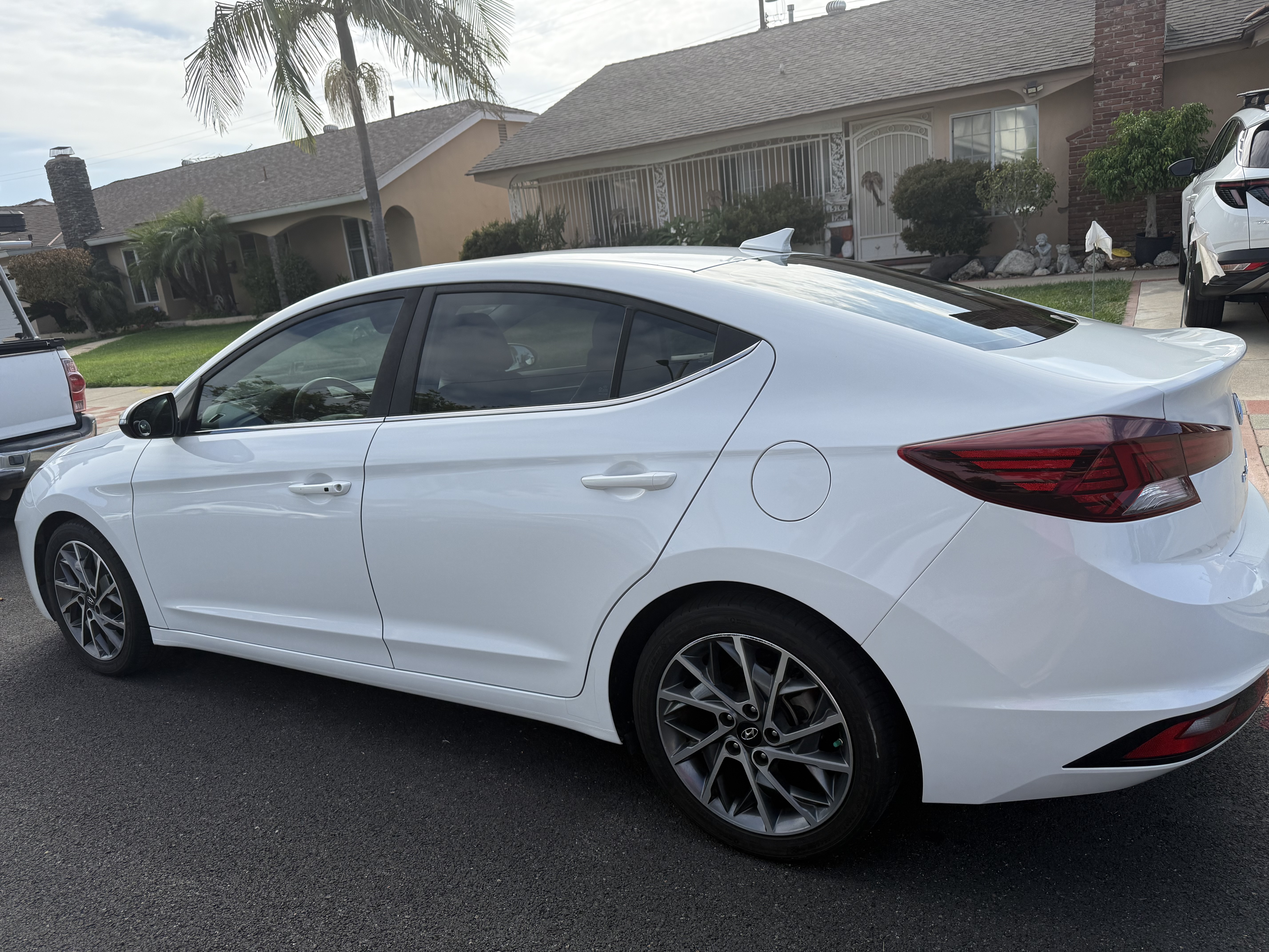 Used 2020 Hyundai Elantra Limited w/ Cargo Package (C1) FWD image 8