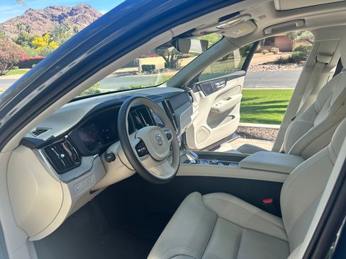 Used 2022 Volvo XC60 B5 Inscription w/ Protection Package image 11