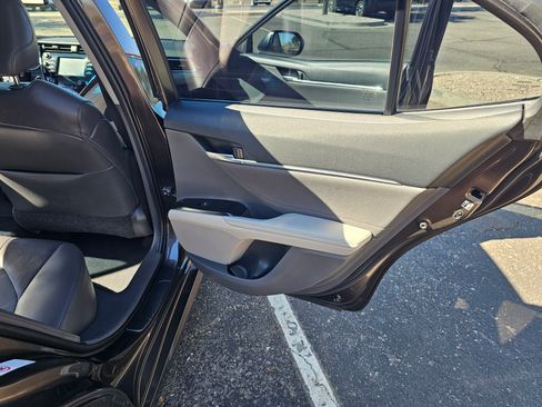 Used 2018 Toyota Camry XLE image 16