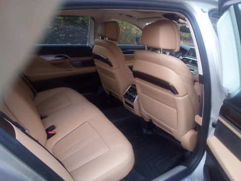 Used 2019 BMW 740i w/ Executive Package image 2