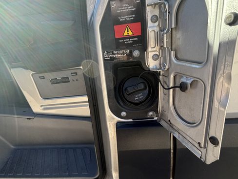 Used 2017 Mercedes-Benz Sprinter 2500 image 5