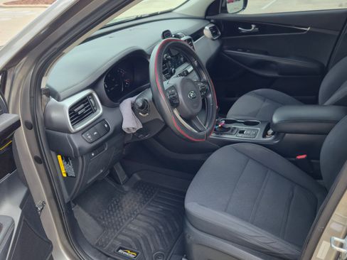 Used 2017 Kia Sorento LX w/ LX Convenience Package image 5