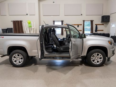 Used 2017 Chevrolet Colorado LT AWD/4WD image 19