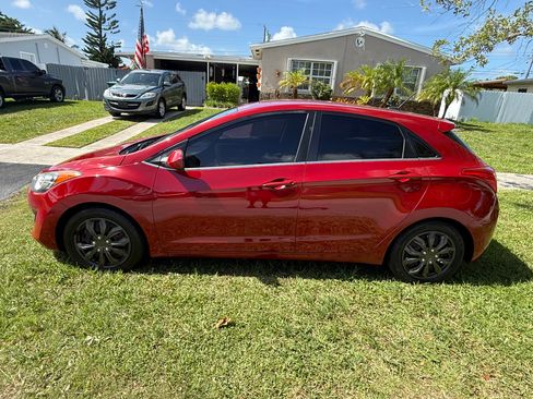 Used 2017 Hyundai Elantra GT FWD image 4