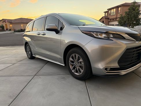 Used 2021 Toyota Sienna XLE w/ XLE Plus Package image 5