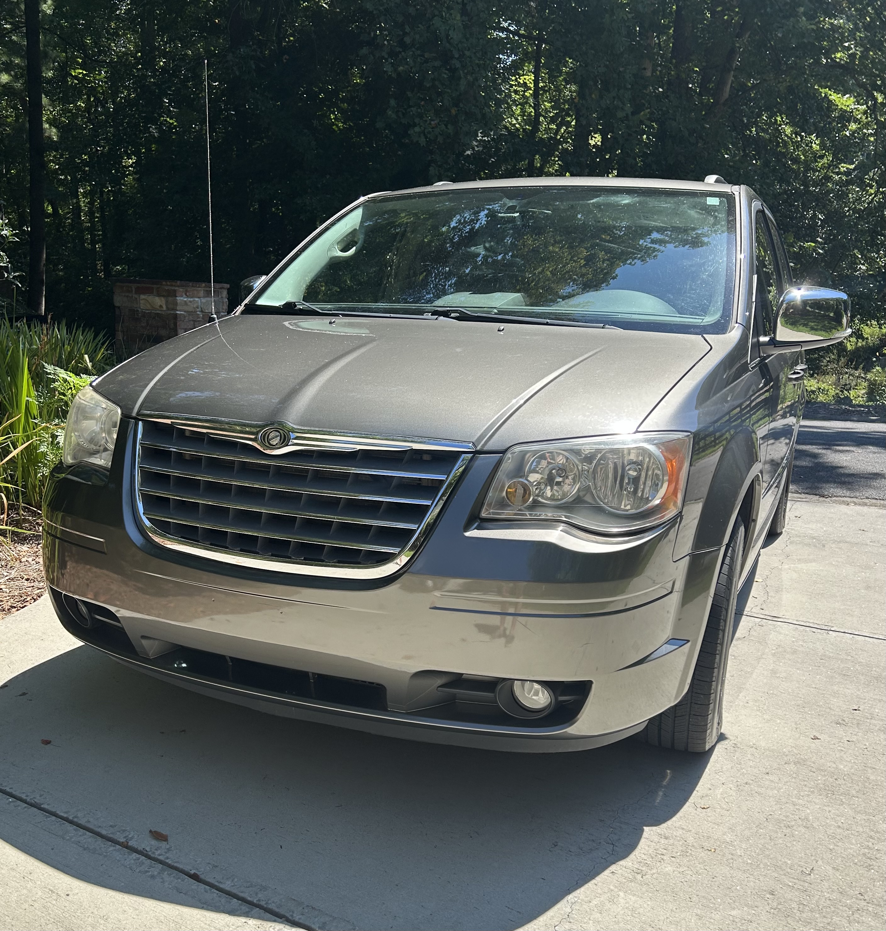 Used 2010 Chrysler Town & Country Touring Plus w/ Safetytec Group FWD image 1