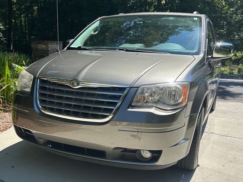 Used 2010 Chrysler Town & Country Touring Plus w/ Safetytec Group FWD image 1