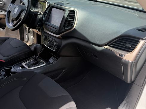 Used 2015 Jeep Cherokee Latitude FWD image 13