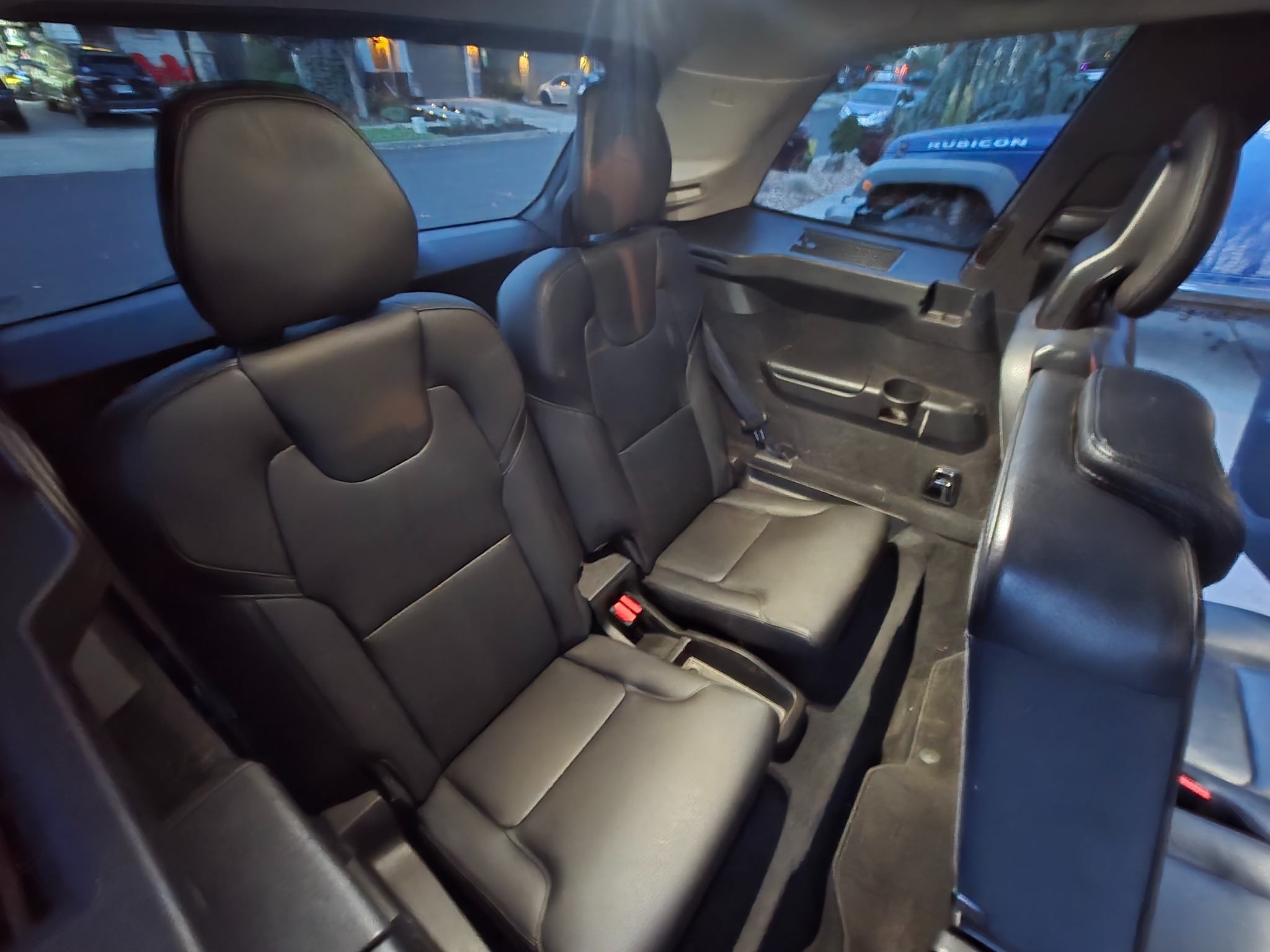 Used 2018 Volvo XC90 T6 Momentum w/ Momentum Plus Package AWD/4WD image 16