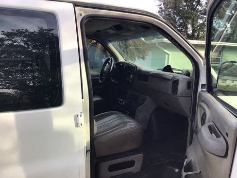 Used 2001 Chevrolet Express 1500 image 10