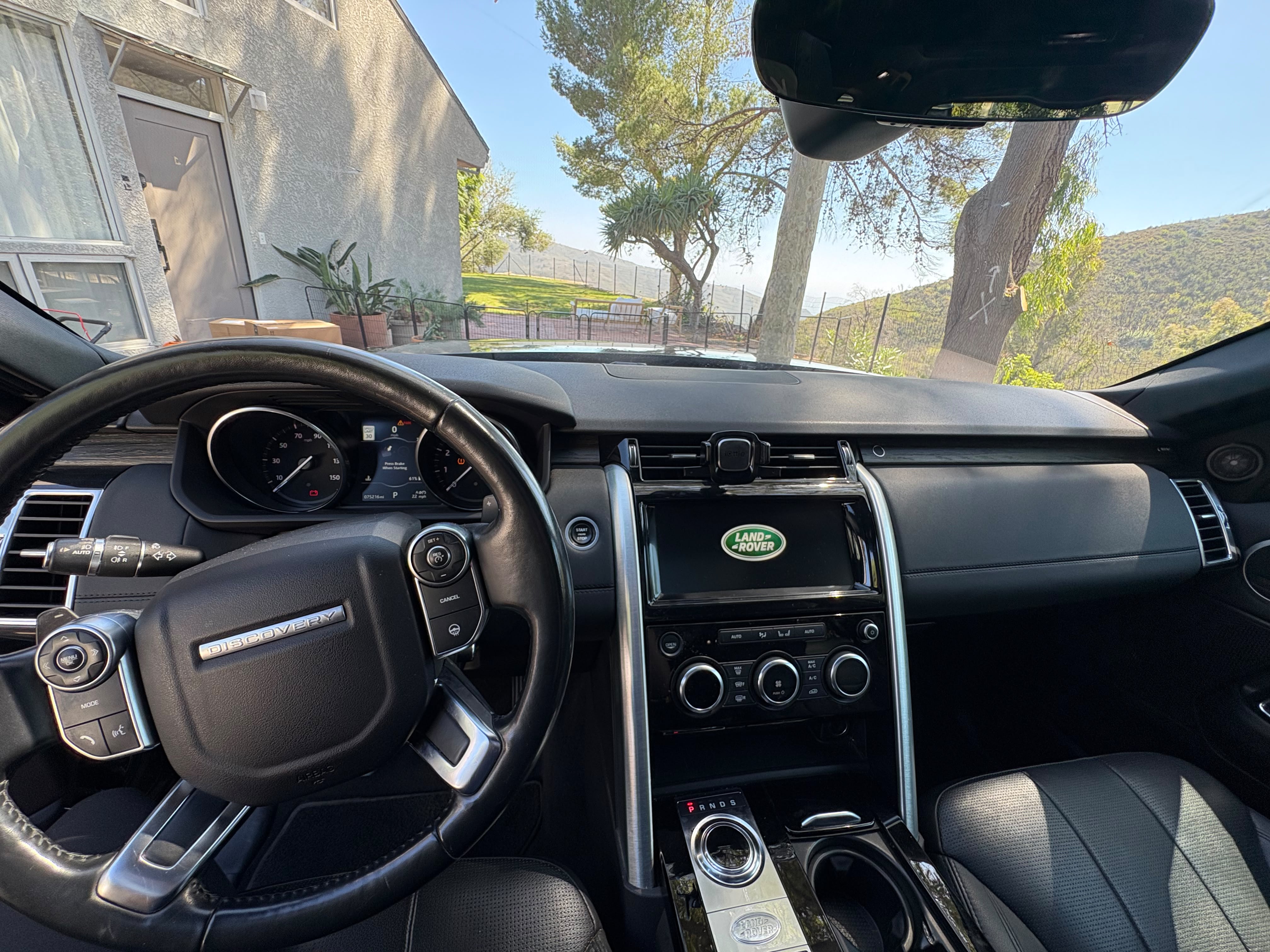 Used 2017 Land Rover Discovery HSE AWD/4WD image 24
