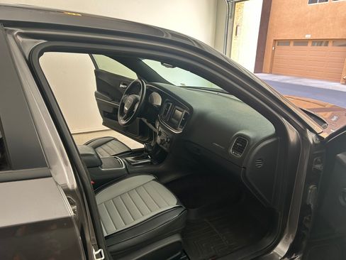 Used 2017 Dodge Charger SE w/ Power Sunroof Group AWD/4WD image 9