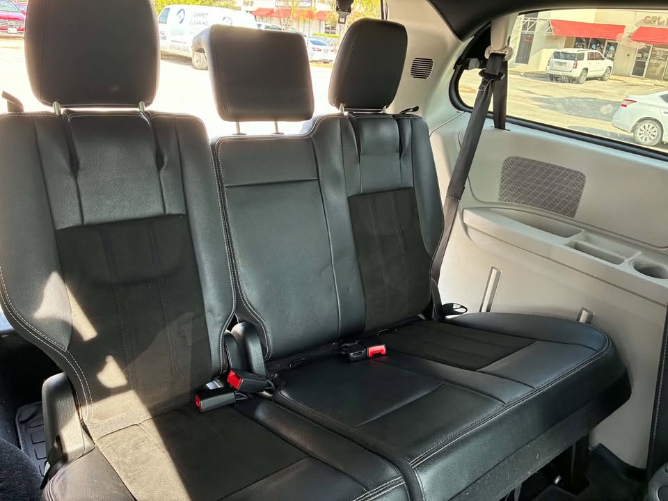 Used 2019 Dodge Grand Caravan SXT FWD image 16