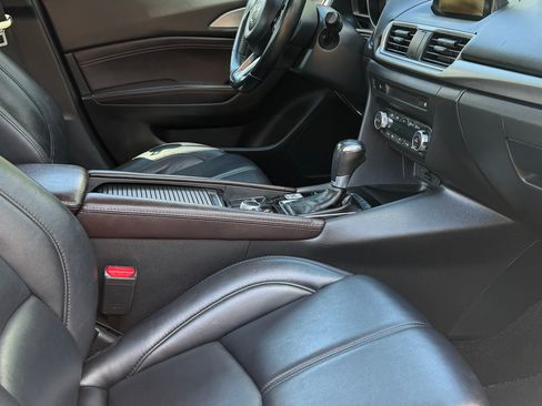 Used 2017 MAZDA MAZDA3 Touring FWD image 8