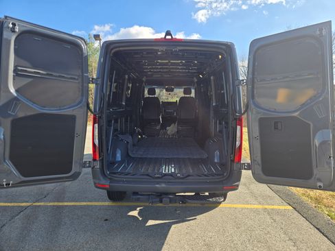 Used 2024 Mercedes-Benz Sprinter 2500 image 8