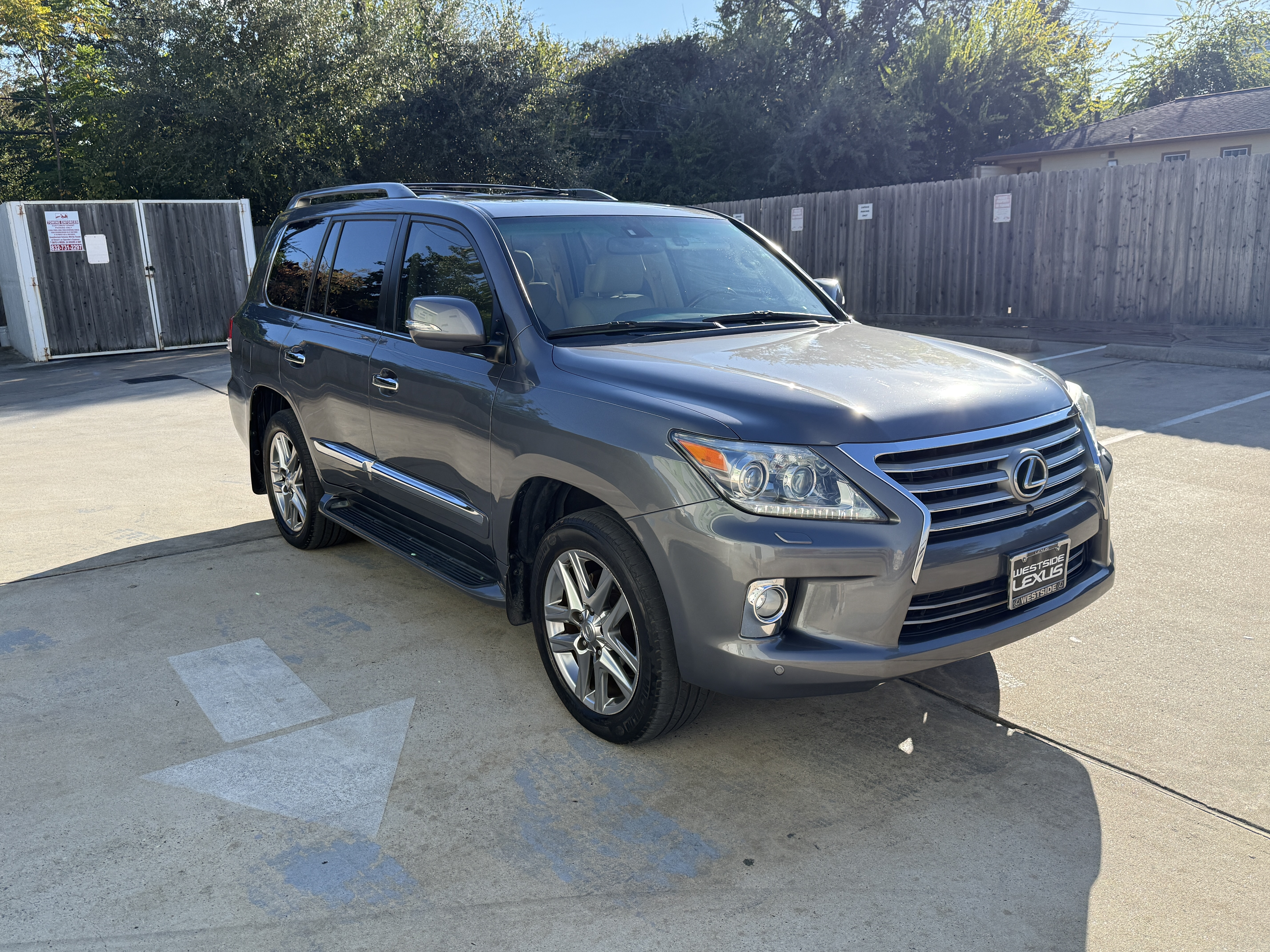 Used 2013 Lexus LX 570 4WD w/ Luxury Pkg image 4