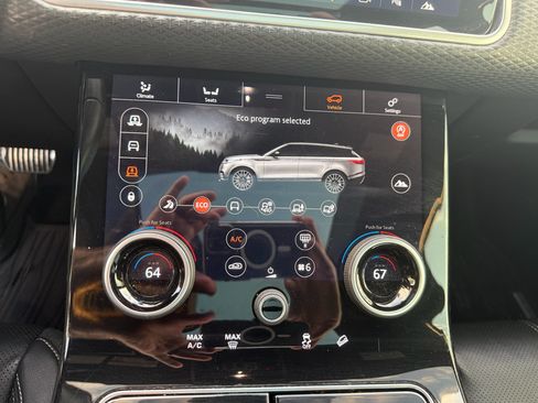 Used 2018 Land Rover Range Rover Velar R-Dynamic SE image 12