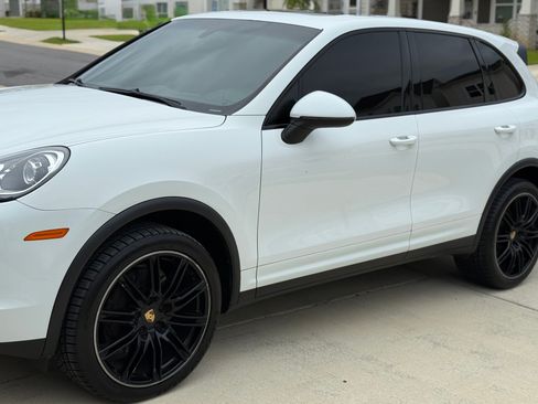 Used 2016 Porsche Cayenne Sport Utility 4D image 4