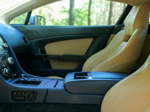 Used 2009 Aston Martin V8 Vantage Coupe RWD image 8