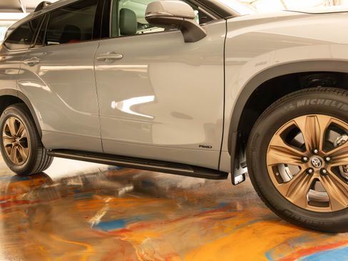 Used 2022 Toyota Highlander Bronze Edition image 2