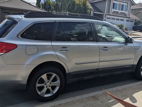 Used 2013 Subaru Outback 2.5i Limited AWD/4WD image 1