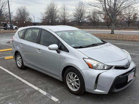 Used 2015 Toyota Prius V Three image 4