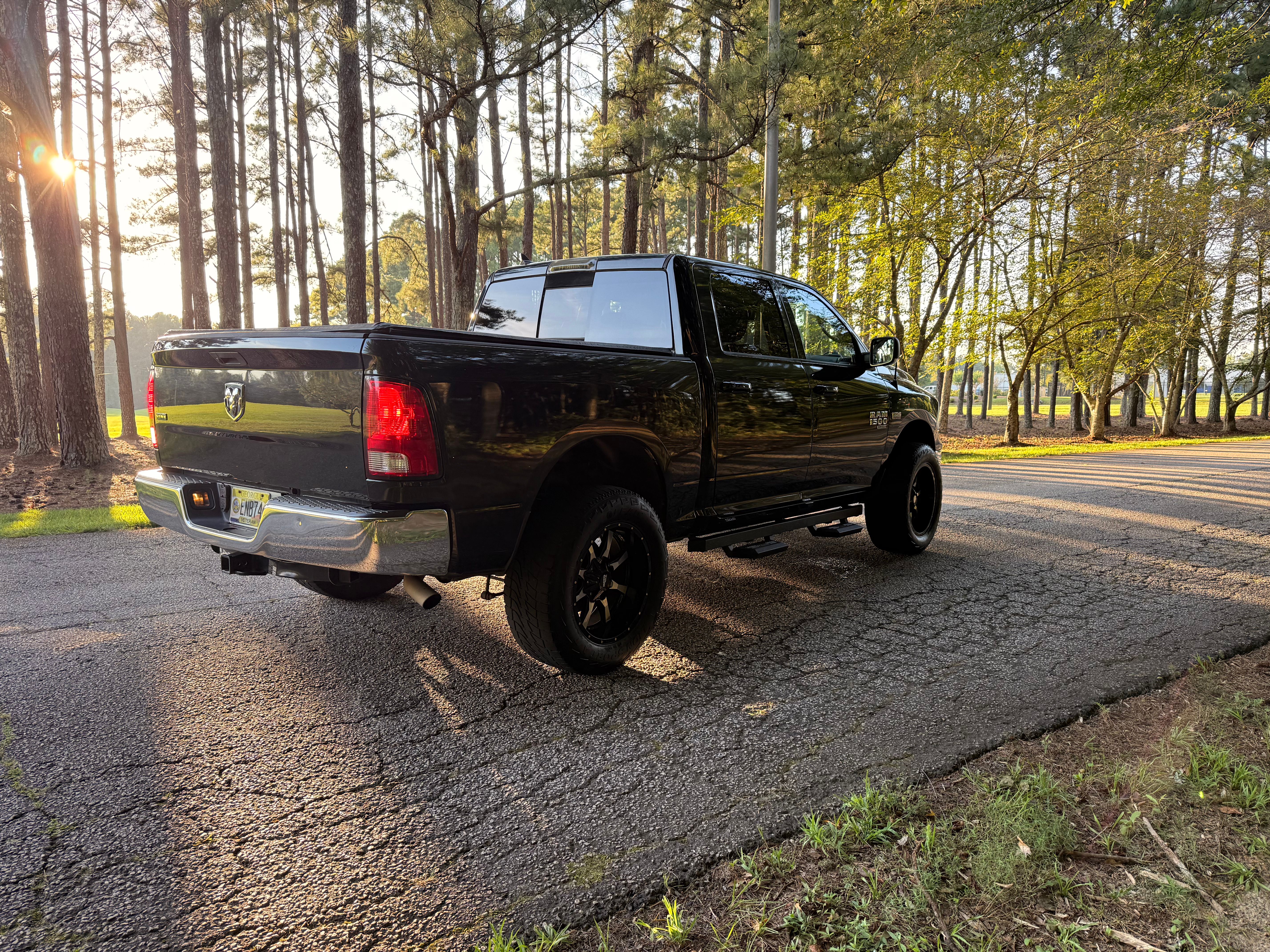Used 2019 RAM 1500 Classic SLT w/ Luxury Group RWD image 4