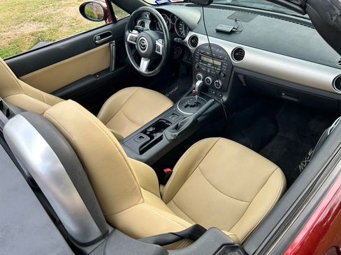Used 2010 MAZDA MX-5 Miata Grand Touring w/ Premium Pkg image 10