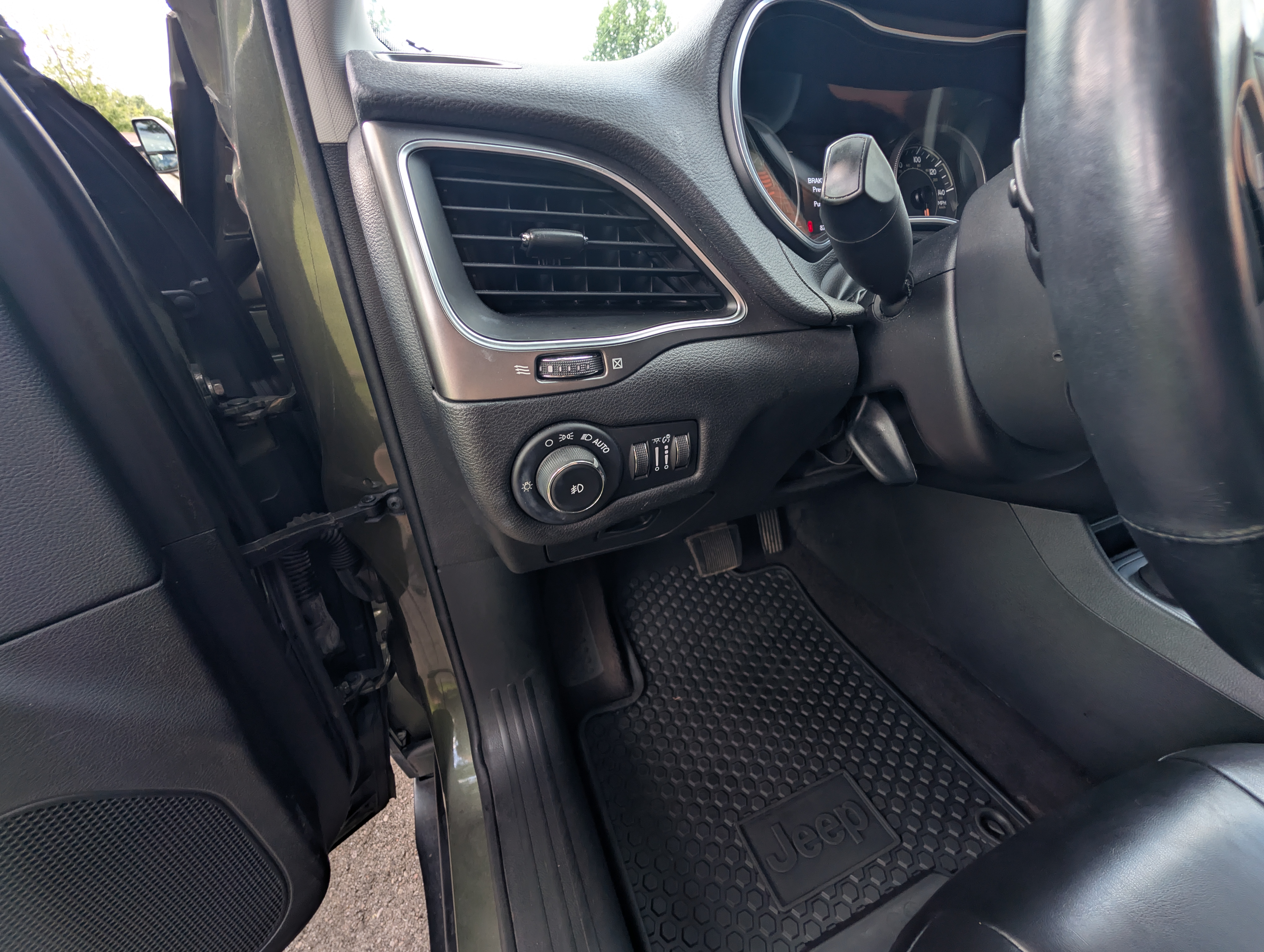 Used 2019 Jeep Cherokee Latitude Plus w/ Cold Weather Group AWD/4WD image 15