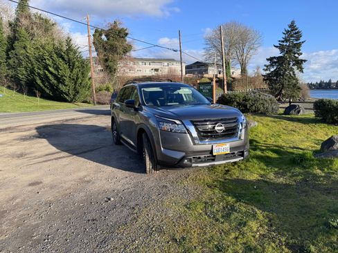 Used 2023 Nissan Pathfinder Platinum w/ Lighting Package (N93) image 4