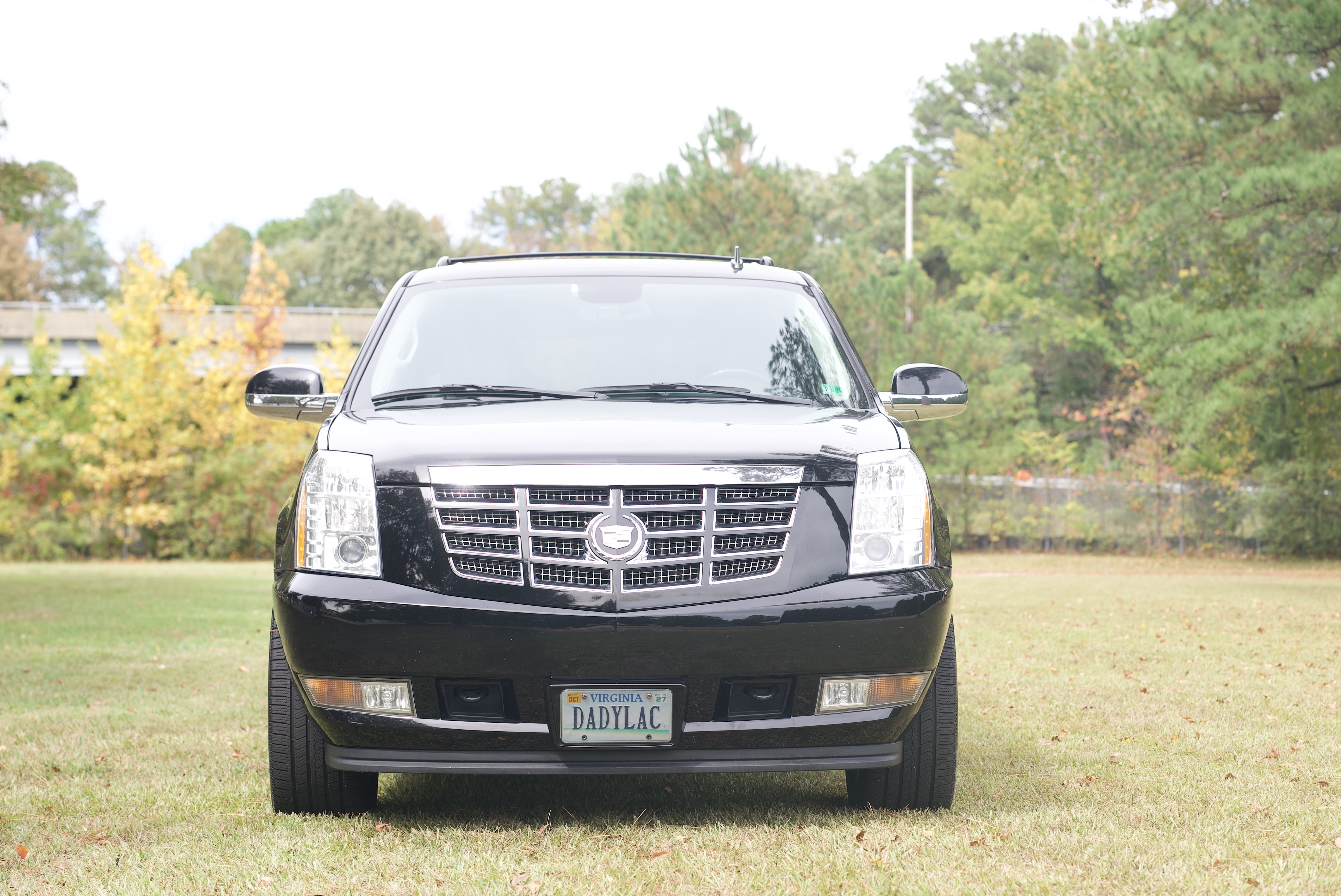 Used 2011 Cadillac Escalade Premium AWD/4WD image 2
