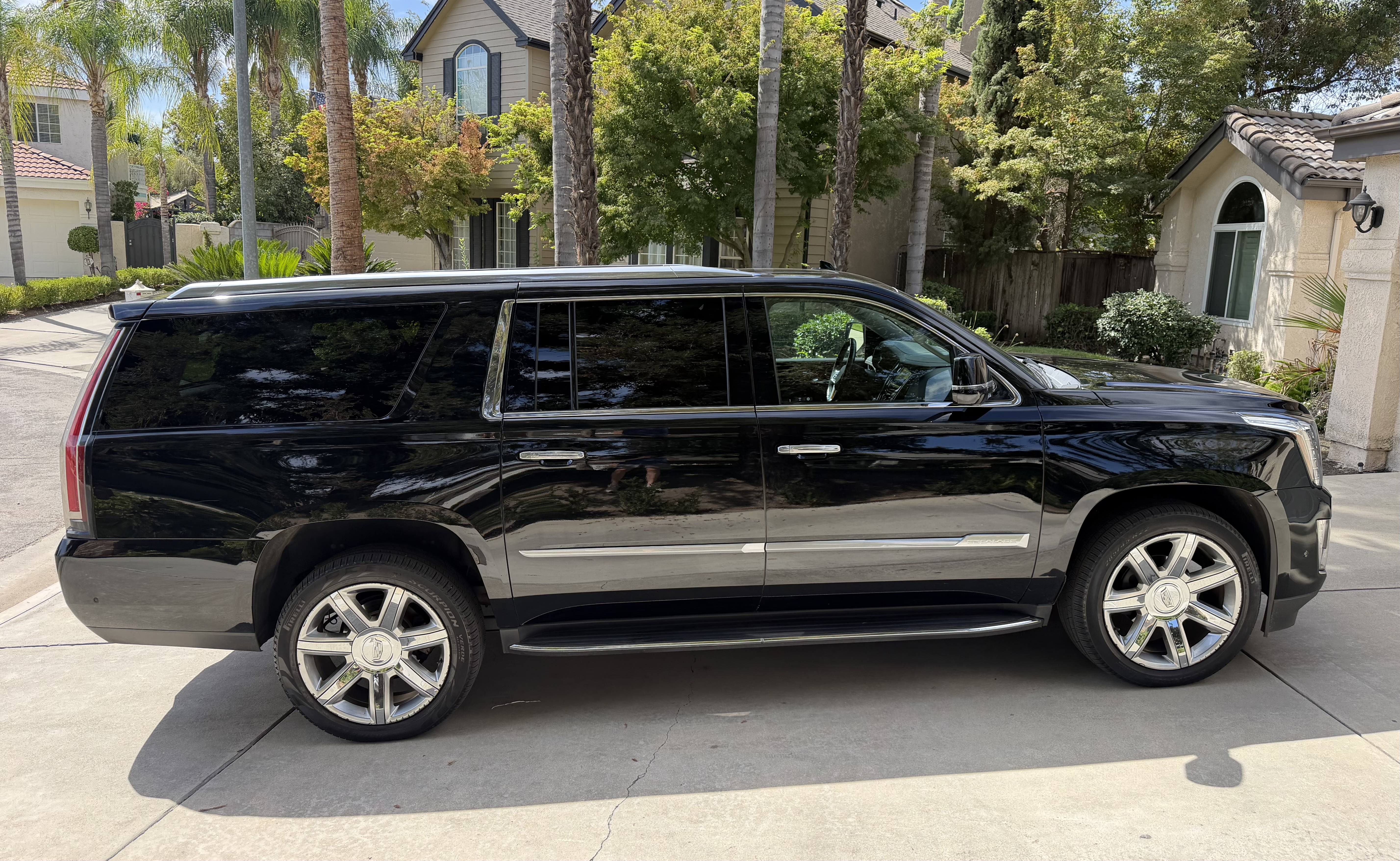 Used 2019 Cadillac Escalade ESV Premium Luxury AWD/4WD image 6