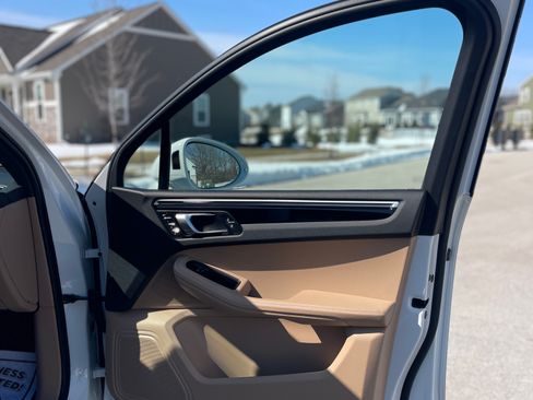 Used 2023 Porsche Macan Turbo image 10