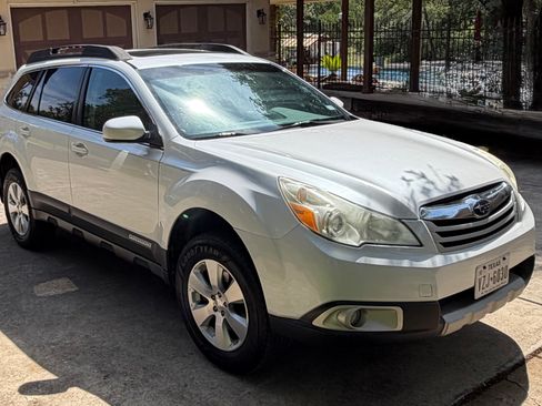 Used 2011 Subaru Outback 3.6R Limited w/ PWR Moonroof Pkg AWD/4WD image 4