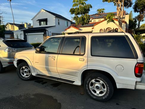 Used 2000 Ford Explorer Limited image 4