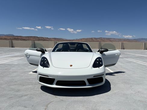 Used 2021 Porsche 718 Boxster RWD image 15