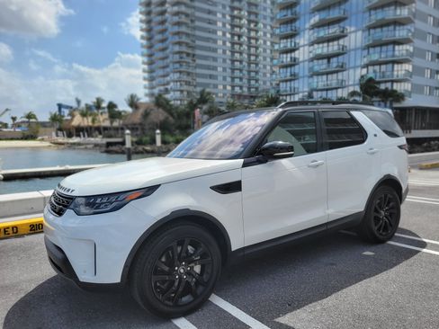 Used 2019 Land Rover Discovery SE image 4