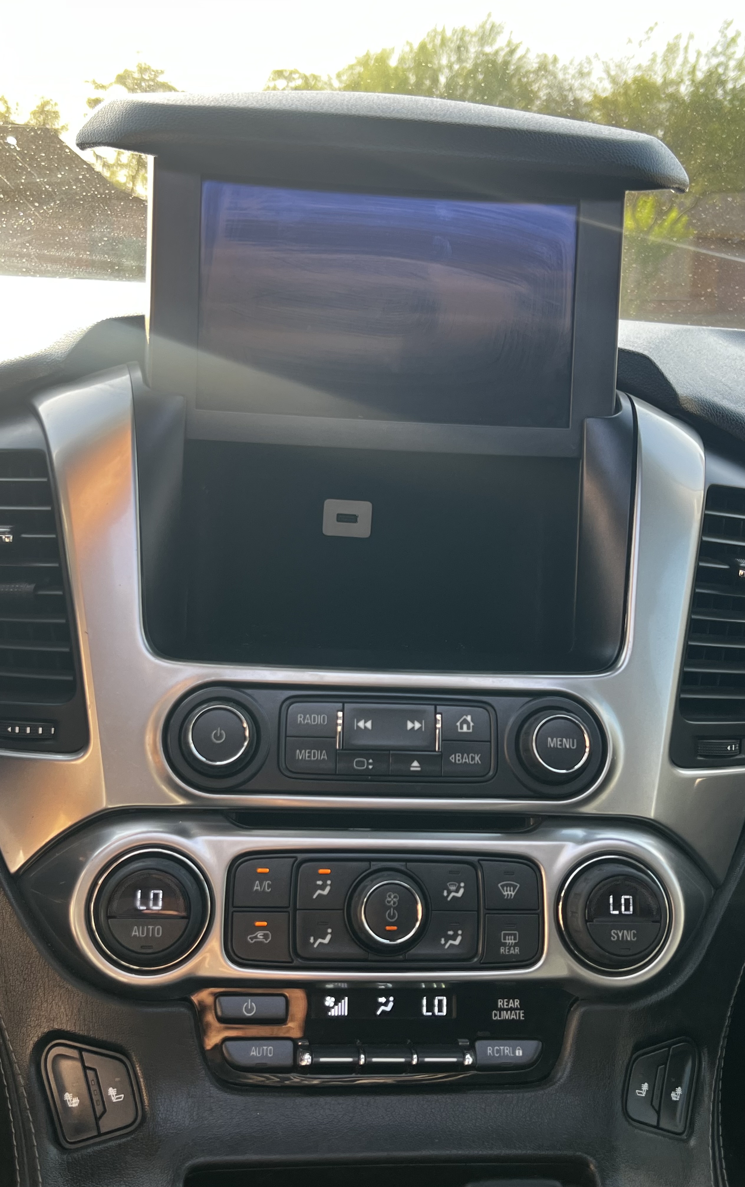 Used 2015 Chevrolet Suburban LT RWD image 17
