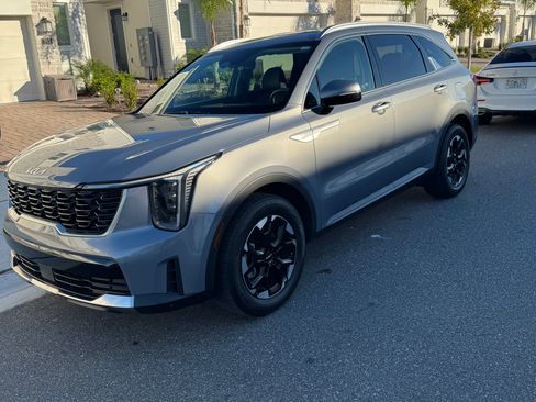 Used 2024 Kia Sorento S image 2