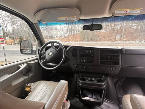 Used 2013 Chevrolet Express 2500 Van 3D image 10