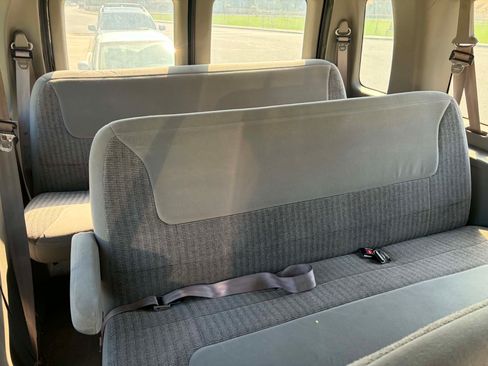 Used 1998 Ford E-350 and Econoline 350 Club Wagon RWD image 18