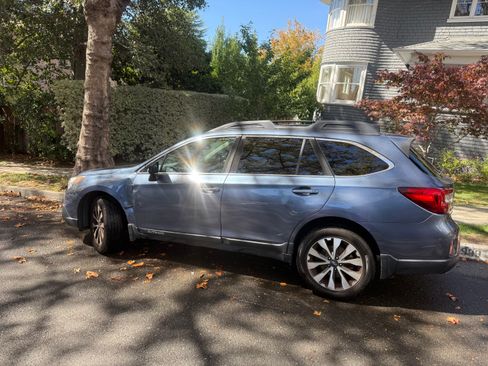 Used 2017 Subaru Outback 2.5i Limited AWD/4WD image 4