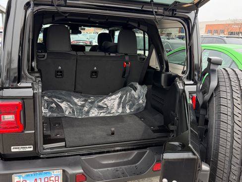 Used 2024 Jeep Wrangler Unlimited Sahara image 16