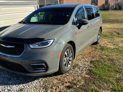 Used 2023 Chrysler Pacifica Touring-L image 1