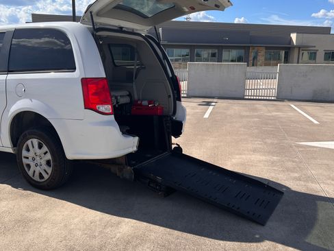 Used 2017 Dodge Grand Caravan SE w/ Power Window Group image 10